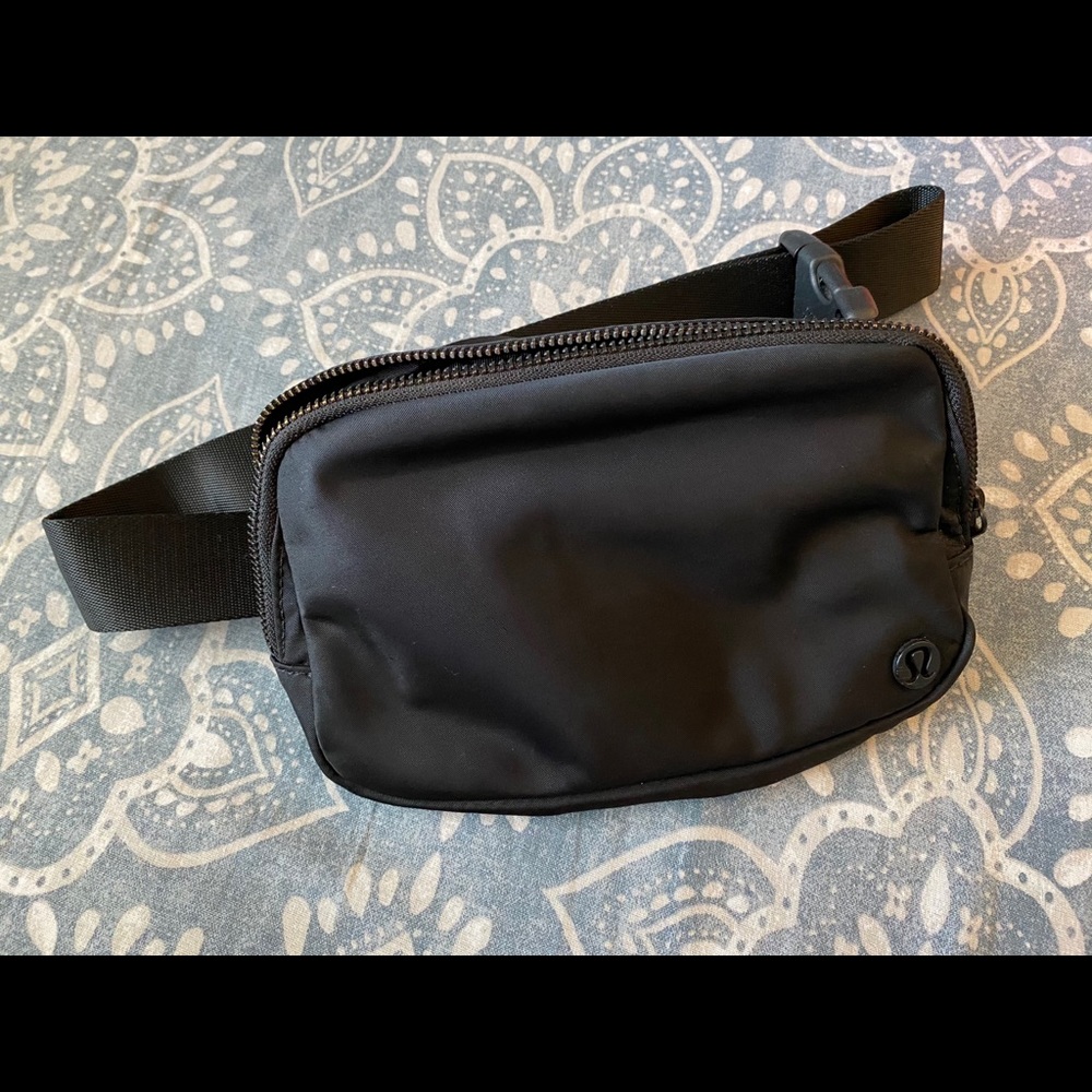 Lululemon everywhere belt bag